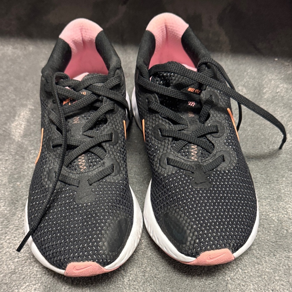 Nike Women's Black and Pink Sneakers